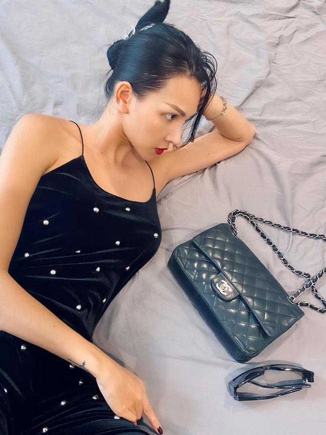 Minh Triệu nằm tạo dáng với trang phục tông đen cuốn hút. Minh Triệu nằm tạo dáng với trang phục tông đen cuốn hút.