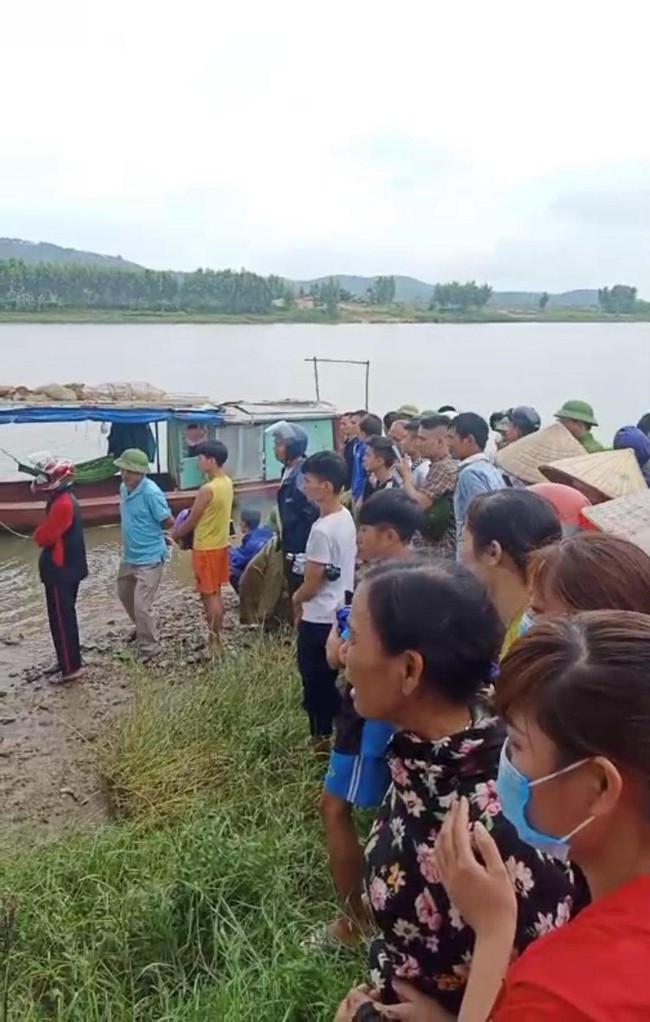 Người thân đâu đớn trước sự việc Người thân đâu đớn trước sự việc