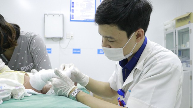 Phục hồi chức năng bàn chân khoèo bẩm sinh cho bé sơ sinh 10 ngày tuổi - Ảnh 4. Phục hồi chức năng bàn chân khoèo bẩm sinh cho bé sơ sinh 10 ngày tuổi - Ảnh 4.