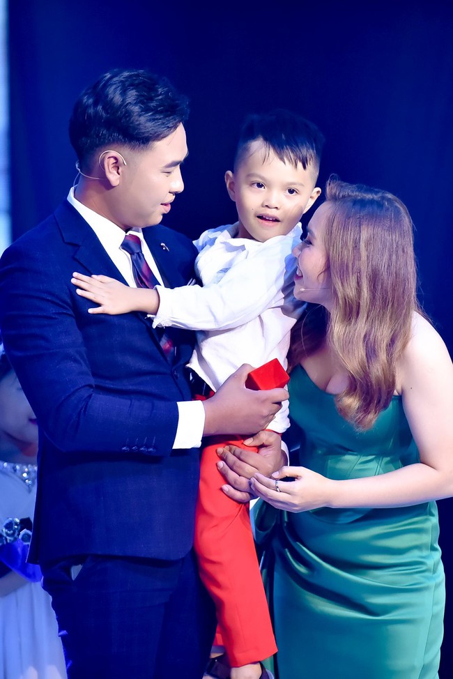 Mẹ đơn thân được chàng trai 24 tuổi cầu hôn ở show mai mối của Xuân Bắc - H'Hen Niê - Ảnh 10. Mẹ đơn thân được chàng trai 24 tuổi cầu hôn ở show mai mối của Xuân Bắc - H'Hen Niê - Ảnh 10.
