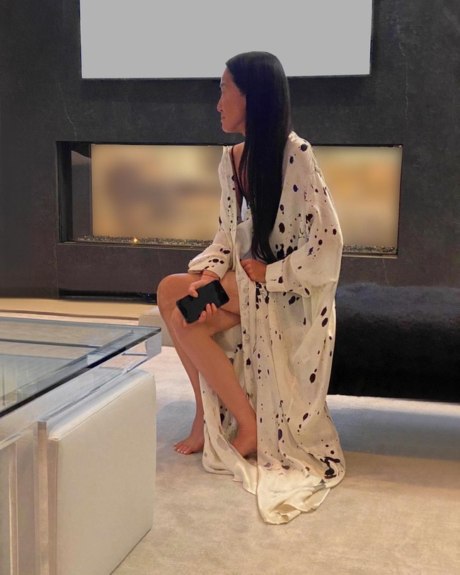 Thảm đỏ đặc biệt nhất trong lịch sử Emmy Awards: Jennifer Aniston đắp mặt nạ mặc pijama, NTK Vera Wang khoe chân nuột nà tại nhà - Ảnh 1. Thảm đỏ đặc biệt nhất trong lịch sử Emmy Awards: Jennifer Aniston đắp mặt nạ mặc pijama, NTK Vera Wang khoe chân nuột nà tại nhà - Ảnh 1.