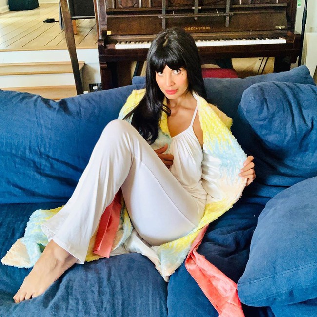 Thảm đỏ đặc biệt nhất trong lịch sử Emmy Awards: Jennifer Aniston đắp mặt nạ mặc pijama, NTK Vera Wang khoe chân nuột nà tại nhà - Ảnh 2. Thảm đỏ đặc biệt nhất trong lịch sử Emmy Awards: Jennifer Aniston đắp mặt nạ mặc pijama, NTK Vera Wang khoe chân nuột nà tại nhà - Ảnh 2.