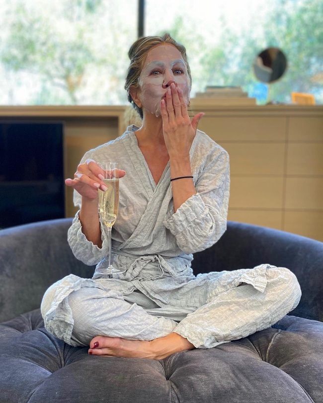 Thảm đỏ đặc biệt nhất trong lịch sử Emmy Awards: Jennifer Aniston đắp mặt nạ mặc pijama, NTK Vera Wang khoe chân nuột nà tại nhà - Ảnh 5. Thảm đỏ đặc biệt nhất trong lịch sử Emmy Awards: Jennifer Aniston đắp mặt nạ mặc pijama, NTK Vera Wang khoe chân nuột nà tại nhà - Ảnh 5.