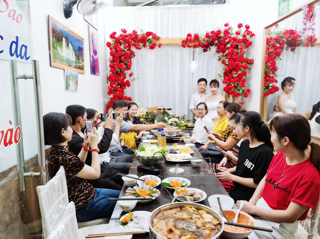 Cô dâu 63 tuổi ở Cao Bằng tổ chức tiệc 2 năm ngày cưới, gây tranh cãi khi mặc váy cô dâu rườm rà đứng đón khách - Ảnh 4. Cô dâu 63 tuổi ở Cao Bằng tổ chức tiệc 2 năm ngày cưới, gây tranh cãi khi mặc váy cô dâu rườm rà đứng đón khách - Ảnh 4.