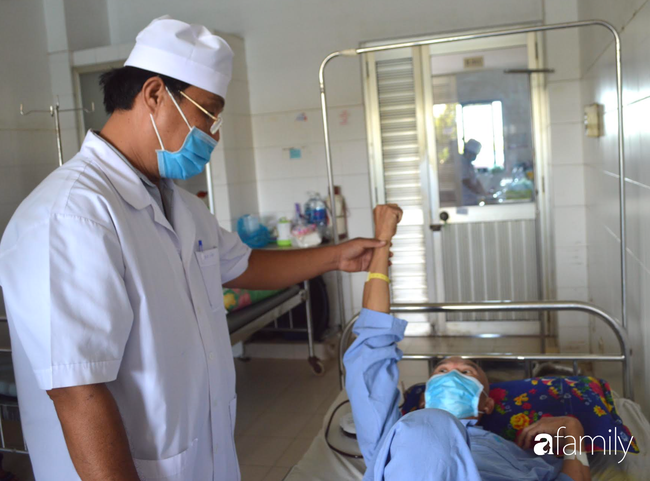 Tai nạn kinh hoàng: Trượt chân khi dẫn xe đạp qua cầu, người đàn ông bị thanh sắt rỉ sét đâm xuyên sọ - Ảnh 4. Tai nạn kinh hoàng: Trượt chân khi dẫn xe đạp qua cầu, người đàn ông bị thanh sắt rỉ sét đâm xuyên sọ - Ảnh 4.