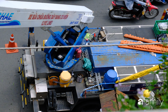 TP.HCM: Công nhân &quot;treo mình&quot; trên xe thang cao cắt cành phượng lớn bị gãy gần đường điện nguy hiểm, giữ an toàn mùa mưa bão - Ảnh 6.