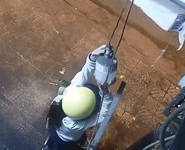 2 cô gái trẻ thể hiện tinh thần đồng đội đáng nể khi phối hợp nhuần nhuyễn để trộm chiếc đèn điện trên đường - Ảnh 2. 2 cô gái trẻ thể hiện tinh thần đồng đội đáng nể khi phối hợp nhuần nhuyễn để trộm chiếc đèn điện trên đường - Ảnh 2.