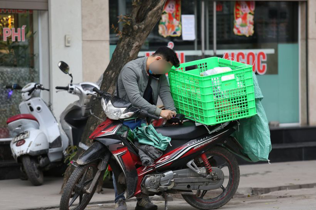 Láu cá đặt tên người nhận là "Vợ yêu của anh", cô gái cũng sửng sốt trước màn tung hứng đầy ngọt ngào của anh shipper - Ảnh 2. Láu cá đặt tên người nhận là "Vợ yêu của anh", cô gái cũng sửng sốt trước màn tung hứng đầy ngọt ngào của anh shipper - Ảnh 2.