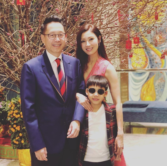 Hiện tại cô đang sống hạnh phúc bên Hứa Tấn Hanh và con trai. Hiện tại cô đang sống hạnh phúc bên Hứa Tấn Hanh và con trai.