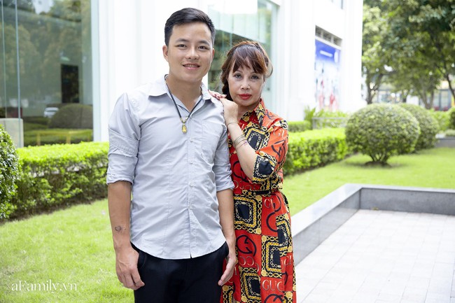 Cô dâu 63 tuổi ở Cao Bằng tổ chức tiệc 2 năm ngày cưới, gây tranh cãi khi mặc váy cô dâu rườm rà đứng đón khách - Ảnh 7. Cô dâu 63 tuổi ở Cao Bằng tổ chức tiệc 2 năm ngày cưới, gây tranh cãi khi mặc váy cô dâu rườm rà đứng đón khách - Ảnh 7.