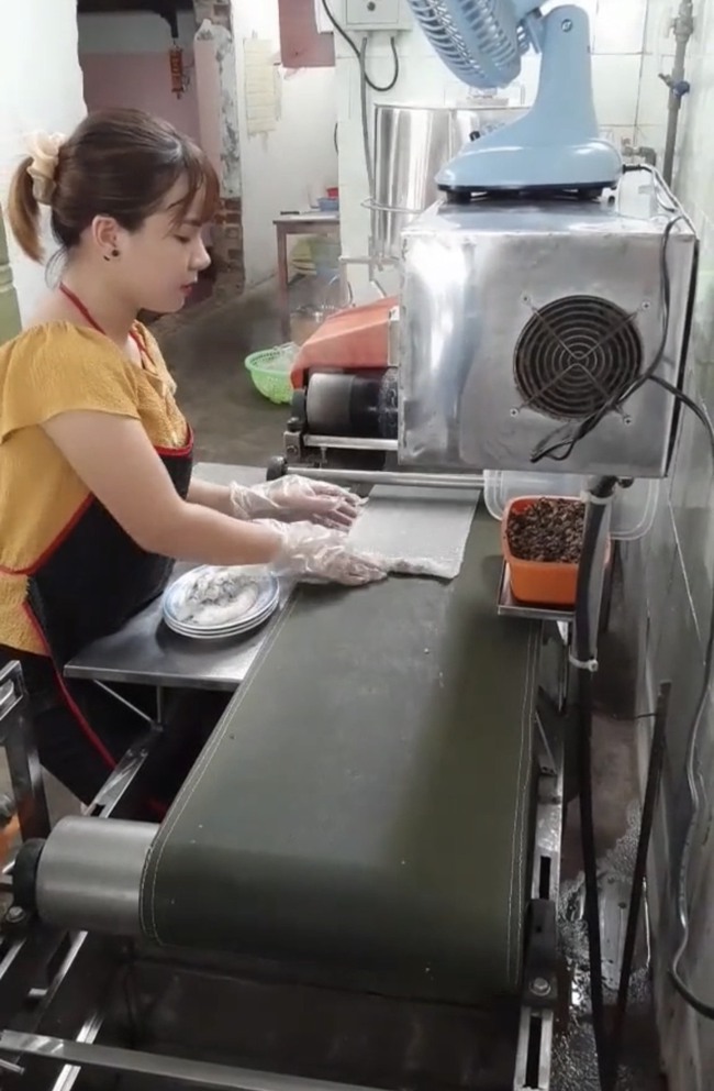 Cô chủ hàng bánh cuốn lần đầu tiết lộ thứ giúp mình làm cả trăm đĩa bánh, vẫn tươi cười đón khách cả ngày chẳng mệt - Ảnh 1. Cô chủ hàng bánh cuốn lần đầu tiết lộ thứ giúp mình làm cả trăm đĩa bánh, vẫn tươi cười đón khách cả ngày chẳng mệt - Ảnh 1.