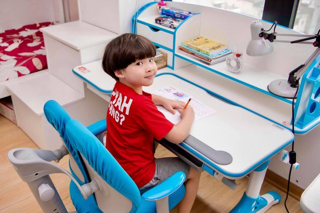 Không thoát được cảnh đang chơi bị bắt vào học lớp 1, con trai MC nổi tiếng có biểu cảm "cưng muốn xỉu" khiến ai nấy phải ôm bụng cười - Ảnh 2. Không thoát được cảnh đang chơi bị bắt vào học lớp 1, con trai MC nổi tiếng có biểu cảm "cưng muốn xỉu" khiến ai nấy phải ôm bụng cười - Ảnh 2.