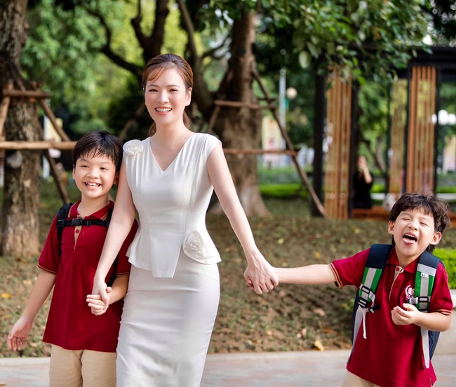 Không thoát được cảnh đang chơi bị bắt vào học lớp 1, con trai MC nổi tiếng có biểu cảm "cưng muốn xỉu" khiến ai nấy phải ôm bụng cười - Ảnh 3. Không thoát được cảnh đang chơi bị bắt vào học lớp 1, con trai MC nổi tiếng có biểu cảm "cưng muốn xỉu" khiến ai nấy phải ôm bụng cười - Ảnh 3.