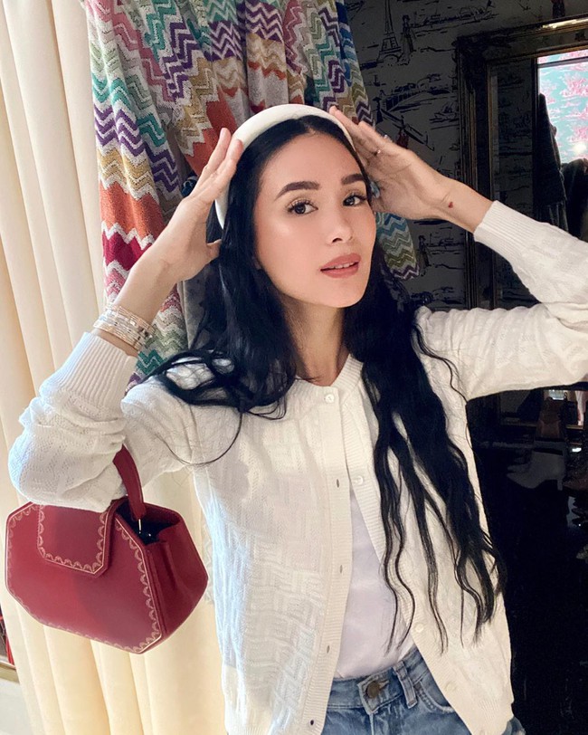Phu nhân thượng nghị sĩ và cũng là bạn thân Hà Tăng: Chẳng ai nghĩ là 35 tuổi, xem ảnh học được bao nhiêu cách mặc đồ trắng đẹp sang chảnh - Ảnh 3. Phu nhân thượng nghị sĩ và cũng là bạn thân Hà Tăng: Chẳng ai nghĩ là 35 tuổi, xem ảnh học được bao nhiêu cách mặc đồ trắng đẹp sang chảnh - Ảnh 3.