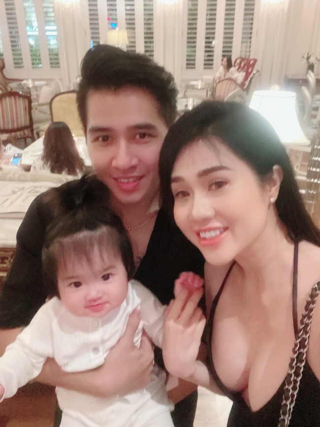 Cận cảnh vẻ đáng yêu, lấn át cả dì của cháu gái Ngọc Trinh, dân mạng nhận xét: "Cháu dì Trinh không xinh mới lạ" - Ảnh 4. Cận cảnh vẻ đáng yêu, lấn át cả dì của cháu gái Ngọc Trinh, dân mạng nhận xét: "Cháu dì Trinh không xinh mới lạ" - Ảnh 4.