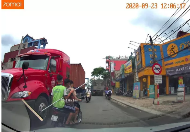 Hà Nội: Làm rõ nhóm thiếu niên mang kiếm đi gây chiến nhưng không gặp đối thủ - Ảnh 1. Hà Nội: Làm rõ nhóm thiếu niên mang kiếm đi gây chiến nhưng không gặp đối thủ - Ảnh 1.