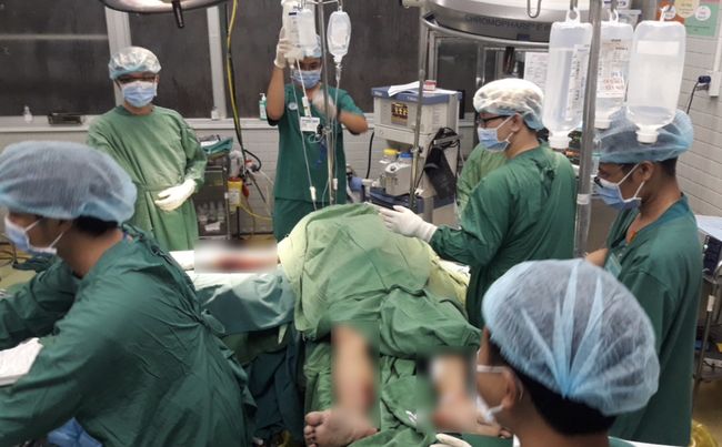 Người đàn ông bị cây cổ thụ đè trong mưa lớn ở TP.HCM chấn thương nặng, phải phẫu thuật gấp - Ảnh 1. Người đàn ông bị cây cổ thụ đè trong mưa lớn ở TP.HCM chấn thương nặng, phải phẫu thuật gấp - Ảnh 1.