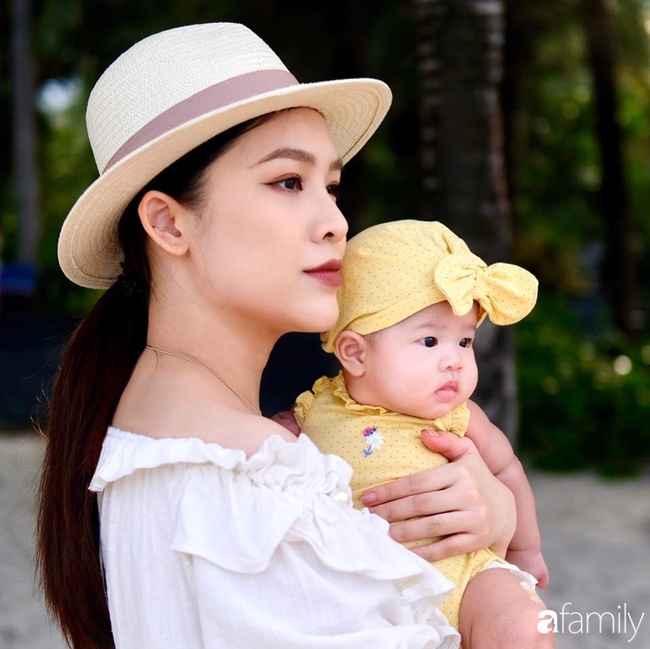 "Phù thủy make-up" Quách Ánh kể chuyện làm mẹ bỉm sữa: Trở lại công việc sớm giúp giảm stress sau sinh, - Ảnh 2. "Phù thủy make-up" Quách Ánh kể chuyện làm mẹ bỉm sữa: Trở lại công việc sớm giúp giảm stress sau sinh, - Ảnh 2.