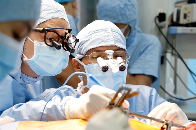 Bệnh viện tuyến quận thực hiện ca phẫu thuật "độc" trong 4 giờ: Làm liệt tim bệnh nhân rồi mới sửa van 2 lá - Ảnh 3. Bệnh viện tuyến quận thực hiện ca phẫu thuật "độc" trong 4 giờ: Làm liệt tim bệnh nhân rồi mới sửa van 2 lá - Ảnh 3.
