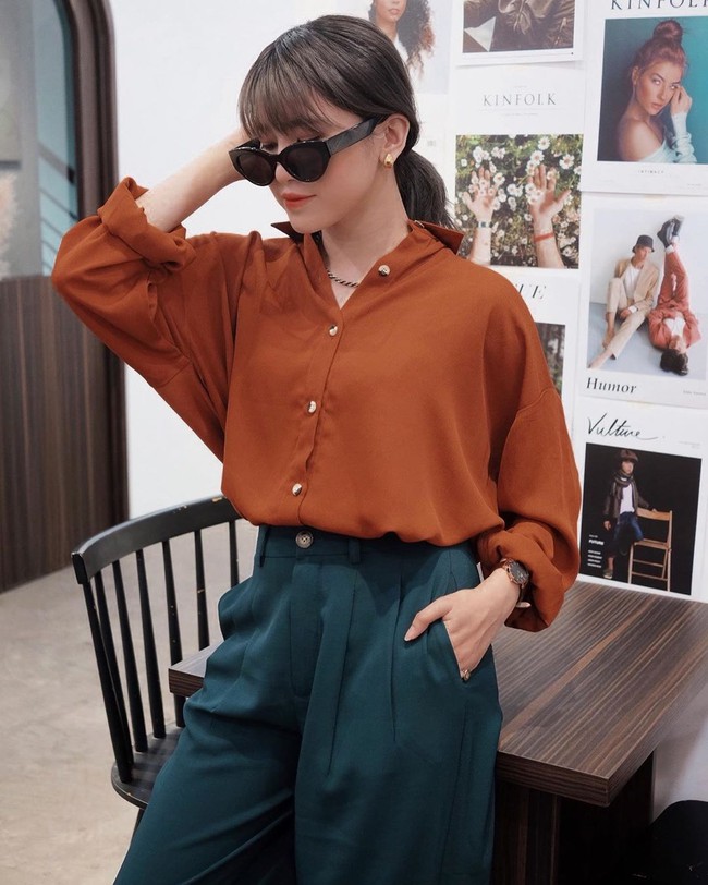 Sơ mi màu nâu chuẩn mùa Thu: Mỗi sắc độ lại hợp từng tông da, nhưng tựu chung đều giúp người mặc nhìn sang hết nấc - Ảnh 3. Sơ mi màu nâu chuẩn mùa Thu: Mỗi sắc độ lại hợp từng tông da, nhưng tựu chung đều giúp người mặc nhìn sang hết nấc - Ảnh 3.