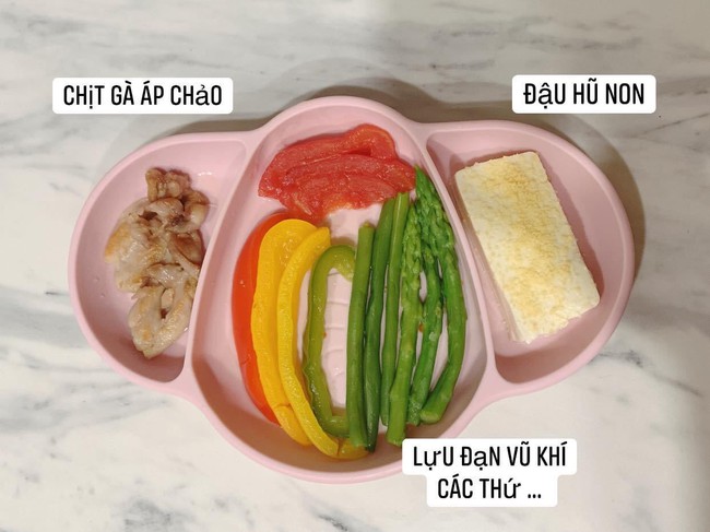 Không hổ danh mẹ bỉm giàu có, tiểu thư Hà Nội lấy chồng châu Phi sắm cả đống khay bát ăn dặm cho con, biết giá tiền mà choáng - Ảnh 10. Không hổ danh mẹ bỉm giàu có, tiểu thư Hà Nội lấy chồng châu Phi sắm cả đống khay bát ăn dặm cho con, biết giá tiền mà choáng - Ảnh 10.