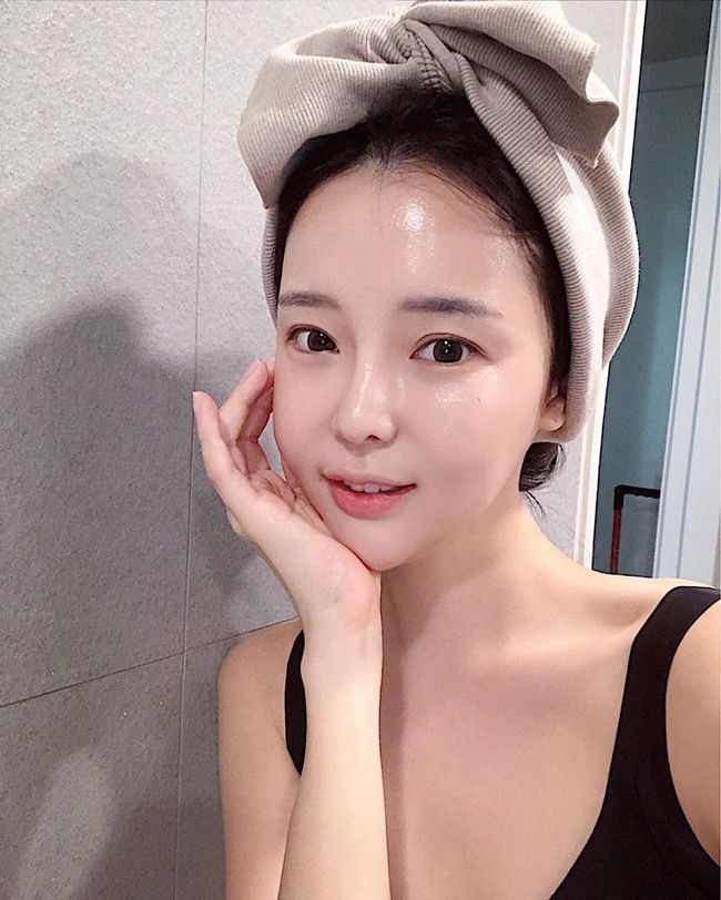 Đắp mặt kiểu lạ như gái Hàn và chống nắng như gái Nhật: Bí quyết sở hữu làn da trắng sáng bật tông cho các nàng - Ảnh 1. Đắp mặt kiểu lạ như gái Hàn và chống nắng như gái Nhật: Bí quyết sở hữu làn da trắng sáng bật tông cho các nàng - Ảnh 1.