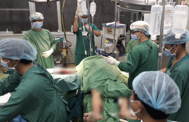 Người đàn ông bị cây lớn bật gốc, ngã đè trong mưa lớn tại TP.HCM đã tử vong - Ảnh 1. Người đàn ông bị cây lớn bật gốc, ngã đè trong mưa lớn tại TP.HCM đã tử vong - Ảnh 1.
