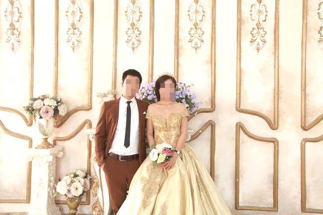 Bắt quả tang chồng gian dối, cô vợ âm thầm xếp cờ tự chơi trong lúc chờ hai vợ chồng mặc lại đồ, hành động tiếp theo khiến họ lao vào nhau. - Ảnh 1. Bắt quả tang chồng gian dối, cô vợ âm thầm xếp cờ tự chơi trong lúc chờ hai vợ chồng mặc lại đồ, hành động tiếp theo khiến họ lao vào nhau. - Ảnh 1.
