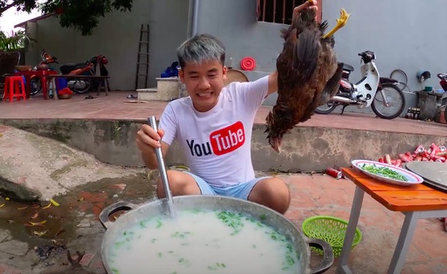 Sau nồi cháo gà nguyên lông, Hưng Vlog lại làm một món gà khác gây tranh cãi không kém nhưng lần này đã có tiến bộ chỉ nhờ một câu nói - Ảnh 1.