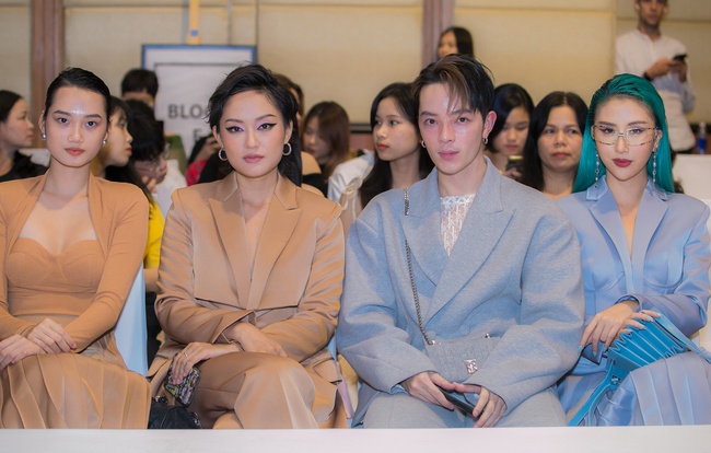 Linh Rin cười tít mắt, nắm tay Phillip Nguyễn không rời trong suốt show diễn thời trang - Ảnh 10.