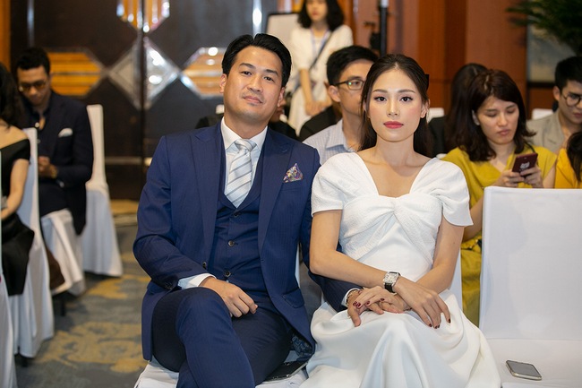 Linh Rin cười tít mắt, nắm tay Phillip Nguyễn không rời trong suốt show diễn thời trang - Ảnh 3.