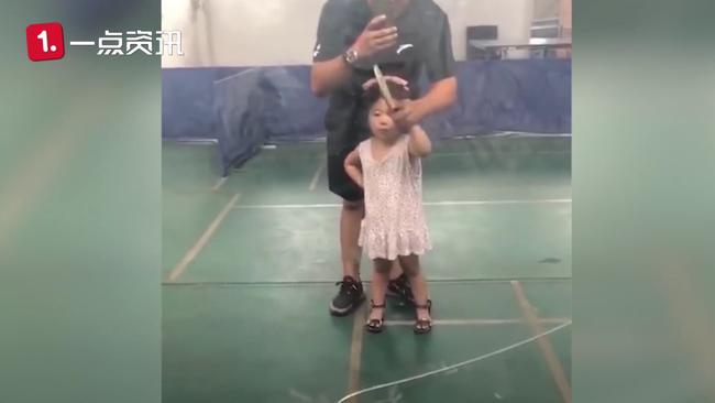 Vừa chống nạnh vừa gào khóc, cô bé 3 tuổi khiến cộng đồng mạng chao đảo vì sự đáng yêu và kỹ năng đánh bóng bàn bách phát bách trúng - Ảnh 3.