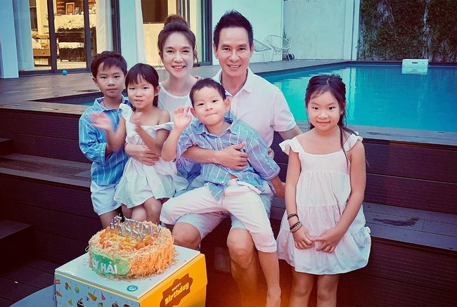 Lý Hải đón sinh nhật bên bà xã và các con. Lý Hải đón sinh nhật bên bà xã và các con.