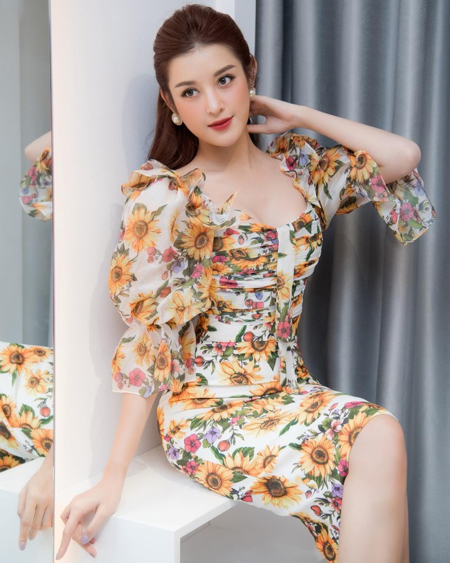 Huyền My viết: "Càng lớn, chúng ta càng có khả năng quản lí cảm xúc, sẽ buồn một cách bền vững hơn, sẽ cô đơn một cách bài bản hơn, sẽ giận dữ một cách đúng quy trình hơn, và sẽ yêu một cách tử tế hơn". Huyền My viết: "Càng lớn, chúng ta càng có khả năng quản lí cảm xúc, sẽ buồn một cách bền vững hơn, sẽ cô đơn một cách bài bản hơn, sẽ giận dữ một cách đúng quy trình hơn, và sẽ yêu một cách tử tế hơn".