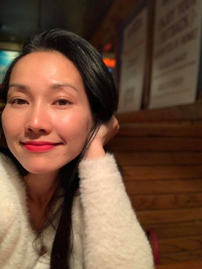 "Giờ mới có thời gian để post và chúc cả nhà ngày mới vui vẻ và tràn đầy niềm vui nhé!", Kim Hiền nói. "Giờ mới có thời gian để post và chúc cả nhà ngày mới vui vẻ và tràn đầy niềm vui nhé!", Kim Hiền nói.