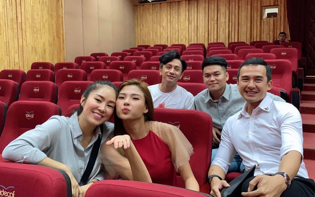 Vợ chồng Thúy Diễm và Lan Phương hội nghộ trong ngày giỗ tổ nghề sân khấu. Vợ chồng Thúy Diễm và Lan Phương hội nghộ trong ngày giỗ tổ nghề sân khấu.