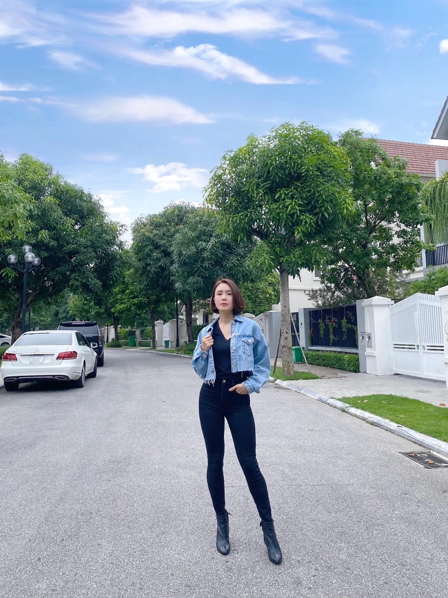 Hồng Diễm diện đồ ôm sát để lộ thân hình thon thả đáng ngưỡng mộ. Hồng Diễm diện đồ ôm sát để lộ thân hình thon thả đáng ngưỡng mộ.