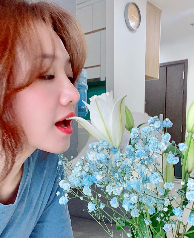 Hari Won bày tỏ: "Ở nhà cắm hoa xong cảm thấy thiệt là sảng khoái". Hari Won bày tỏ: "Ở nhà cắm hoa xong cảm thấy thiệt là sảng khoái".