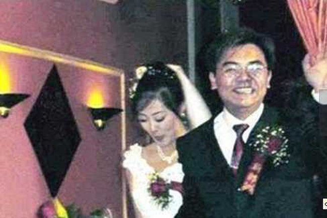 Hình ảnh hiếm hoi của vợ chồng Triệu Hân Bồi trong đám cưới. Hình ảnh hiếm hoi của vợ chồng Triệu Hân Bồi trong đám cưới.
