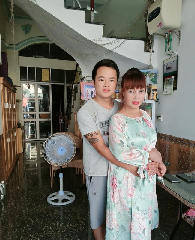 Rộ nghi án cô dâu 63 tuổi ở Cao Bằng tiếp tục mang hành lý đi phẫu thuật thẩm mỹ? - Ảnh 2.