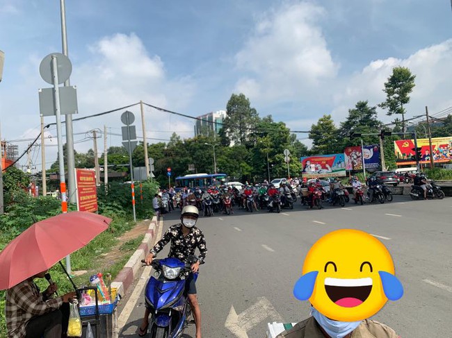 Thanh niên dừng đèn đỏ ngoái lại nhìn thấy cả một đội quân phía sau, mình đang đúng mà cứ nghĩ là sai chỉ vì lý do "giời ơi đất hỡi" - Ảnh 1. Thanh niên dừng đèn đỏ ngoái lại nhìn thấy cả một đội quân phía sau, mình đang đúng mà cứ nghĩ là sai chỉ vì lý do "giời ơi đất hỡi" - Ảnh 1.