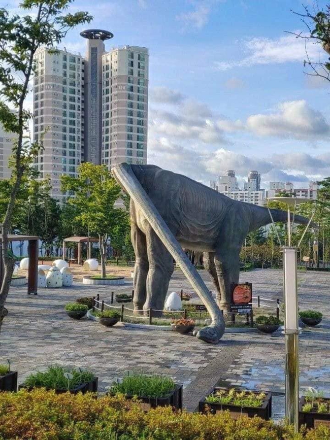 Cứ tưởng chú khủng long đứng quá lâu mỏi cổ phải gục xuống nghỉ nhưng lý do thực sự phía sau khiến ai cũng bất ngờ - Ảnh 2. Cứ tưởng chú khủng long đứng quá lâu mỏi cổ phải gục xuống nghỉ nhưng lý do thực sự phía sau khiến ai cũng bất ngờ - Ảnh 2.