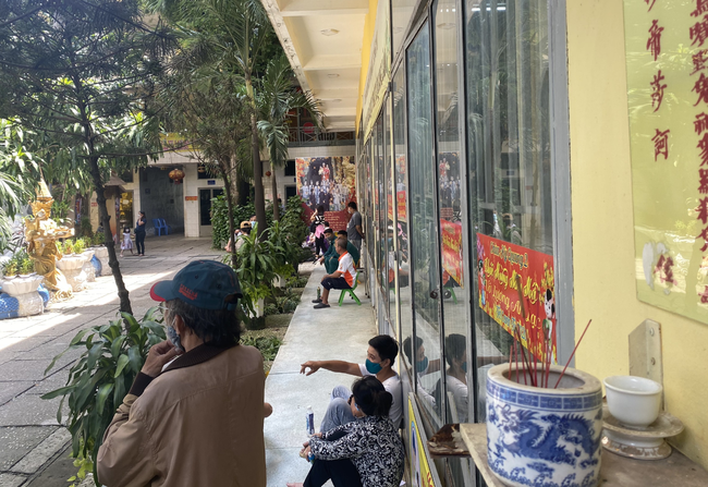Hàng chục người dân bức xúc khi hài cốt người thân, cha mẹ gửi ở chùa Kỳ Quang 2 bị lạc di ảnh bất thường - Ảnh 2. Hàng chục người dân bức xúc khi hài cốt người thân, cha mẹ gửi ở chùa Kỳ Quang 2 bị lạc di ảnh bất thường - Ảnh 2.