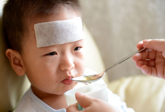 Cứ giao mùa là trẻ ốm la liệt, đi khám thì được kê cả đống kháng sinh nhưng bác sĩ nổi tiếng xua tay: Nhớ lấy 1 câu này, bệnh ắt khỏi!