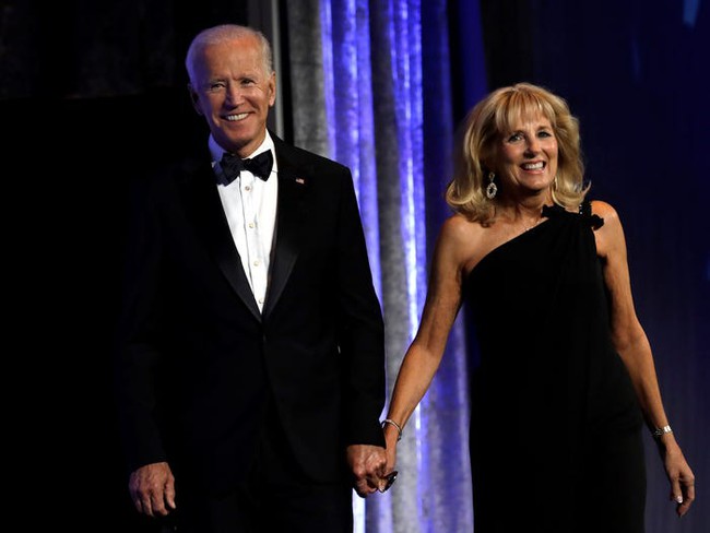 Điều ít biết về người vợ tâm giao của ứng viên Tổng thống Mỹ Joe Biden: Làm bồi bàn, kết hôn lần đầu năm 19 tuổi và câu nói gây sốc về con riêng của chồng - Ảnh 1.
