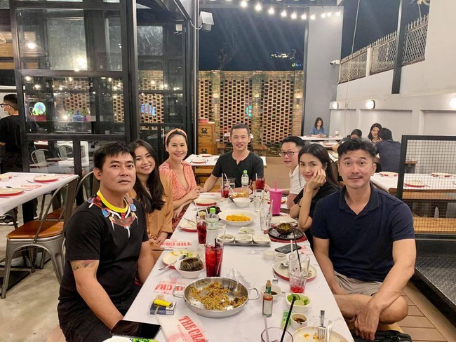 Tăng Thanh Hà “trốn” chồng con đi hẹn hò riêng cùng hội bạn thân, mặt mộc tự nhiên gây chú ý - Ảnh 1. Tăng Thanh Hà “trốn” chồng con đi hẹn hò riêng cùng hội bạn thân, mặt mộc tự nhiên gây chú ý - Ảnh 1.