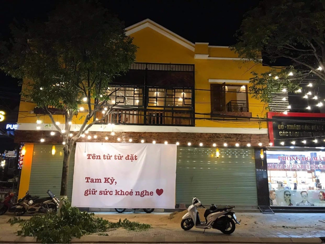 Chủ quán cà phê với tinh thần lạc quan trong mùa dịch, làm hẳn thơ hài hước về Covid treo trước cửa, khiến ai đi qua cũng không nhịn nổi cười - Ảnh 2. Chủ quán cà phê với tinh thần lạc quan trong mùa dịch, làm hẳn thơ hài hước về Covid treo trước cửa, khiến ai đi qua cũng không nhịn nổi cười - Ảnh 2.
