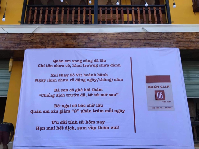 Chủ quán cà phê với tinh thần lạc quan trong mùa dịch, làm hẳn thơ hài hước về Covid treo trước cửa, khiến ai đi qua cũng không nhịn nổi cười - Ảnh 3. Chủ quán cà phê với tinh thần lạc quan trong mùa dịch, làm hẳn thơ hài hước về Covid treo trước cửa, khiến ai đi qua cũng không nhịn nổi cười - Ảnh 3.
