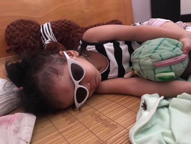 Vừa tậu bộ đồ chơi mới, bé trai mang không sót thứ gì đi ngủ, dân mạng xem ảnh bồi hồi: "Tuổi thơ mình cũng như thế" - Ảnh 7.