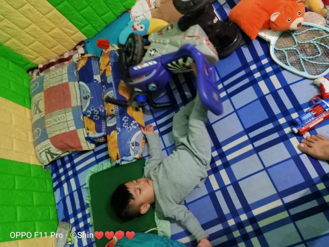 Vừa tậu bộ đồ chơi mới, bé trai mang không sót thứ gì đi ngủ, dân mạng xem ảnh bồi hồi: "Tuổi thơ mình cũng như thế" - Ảnh 8.
